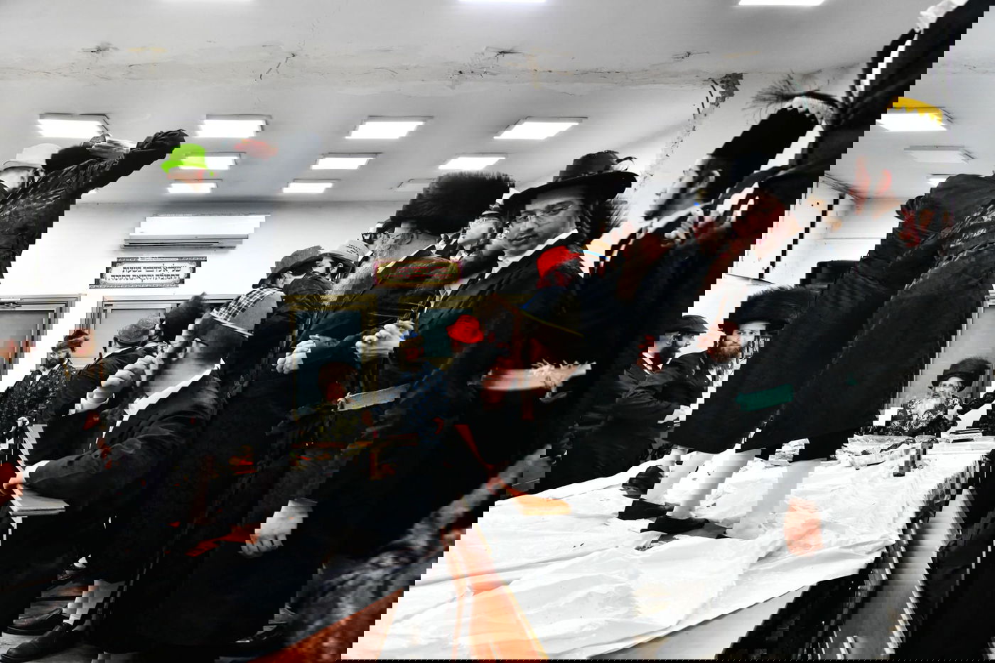 טיש פורים בחצר הקודש זוטשקא אמסנא