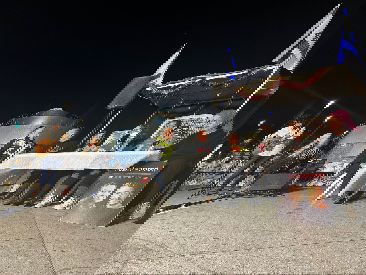 מימין לשמאל: דיצה אור, קובי בן עמי, יולי בן עמי, אורית מאיר, שלומי ברגר, חיים אוטמזגין