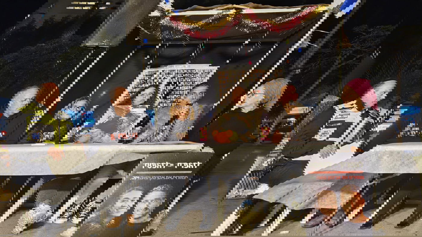 מימין לשמאל: דיצה אור, קובי בן עמי, יולי בן עמי, אורית מאיר, שלומי ברגר, חיים אוטמזגין