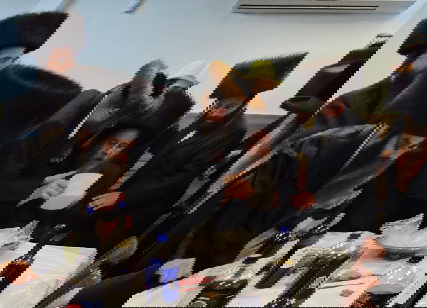 משתה היין עם האחים מויז'ניץ בפורים