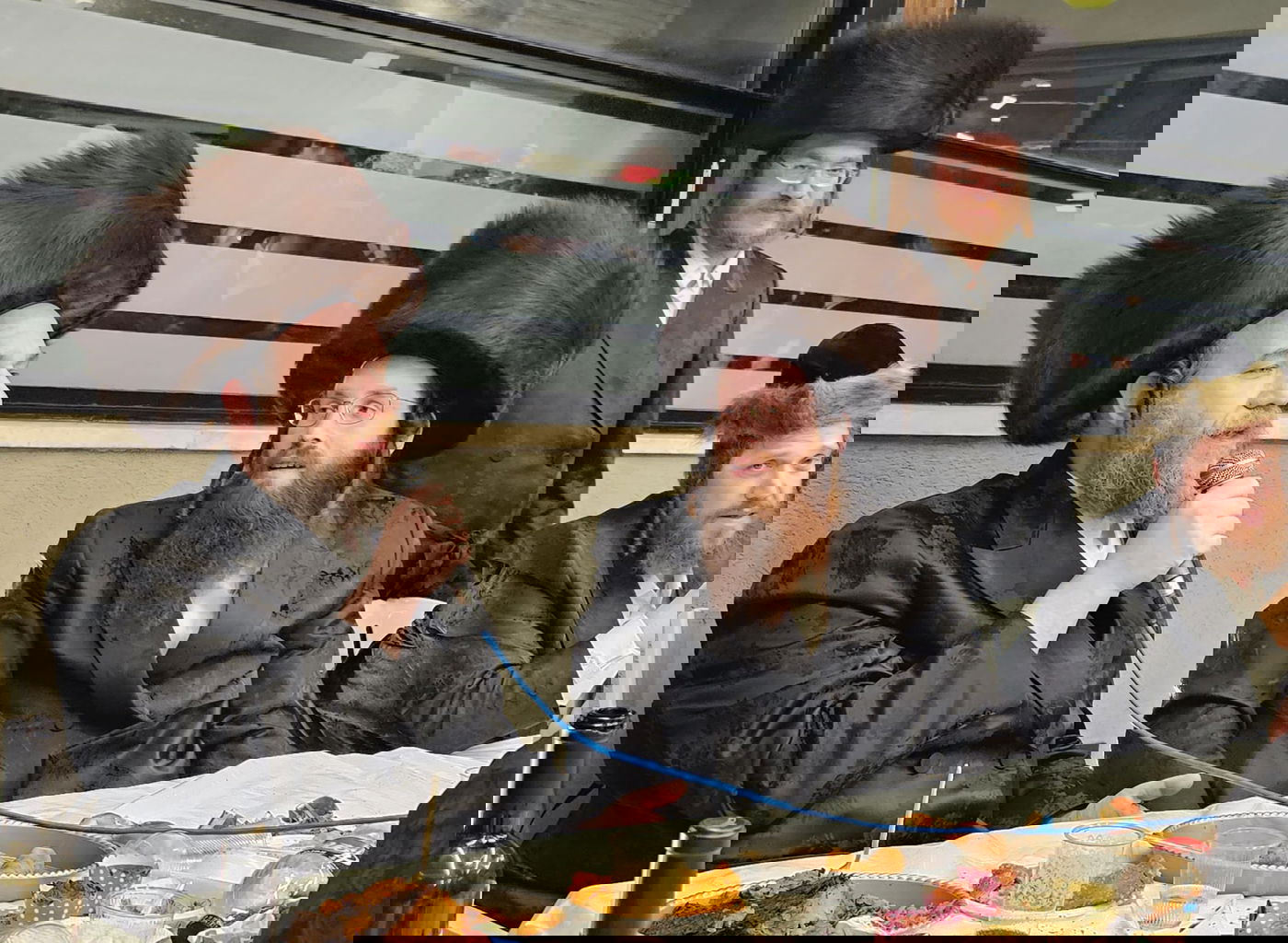 משתה היין עם האחים מויז'ניץ בפורים