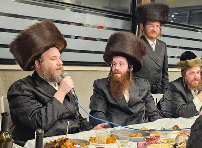 שיקי מנדל (מימין) עם הבן של האדמו"ר