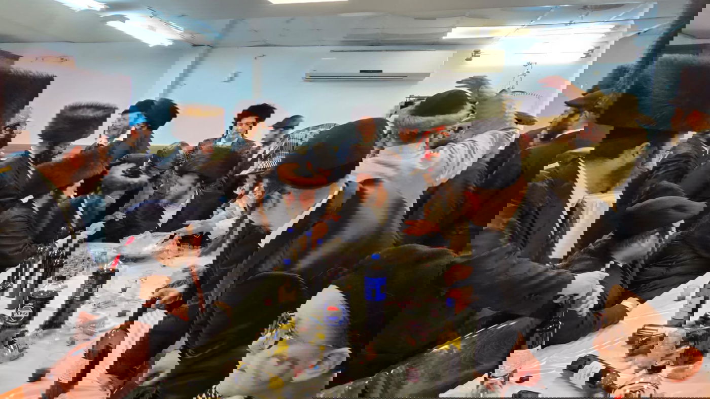 משתה היין עם האחים מויז'ניץ בפורים