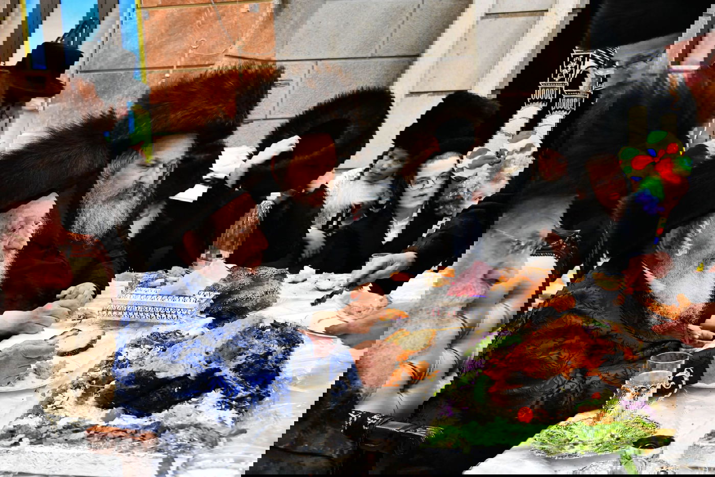 טיש פורים בחצר הקודש נאראל