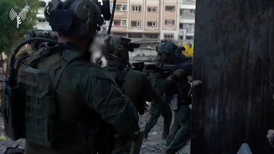 לוחמי שייטת 13 בבית החולים שיפא בעיר עזה