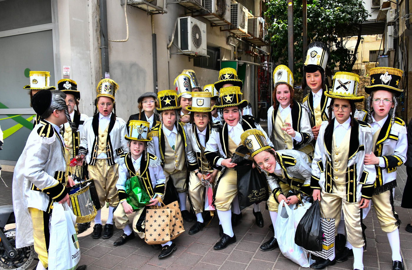 פורים ברחובות בני ברק