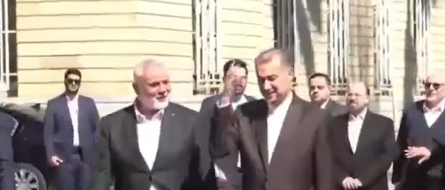 כשמחבל פוגש מחבל: מנהיג חמאס הנייה נפגש עם שר החוץ של איראן