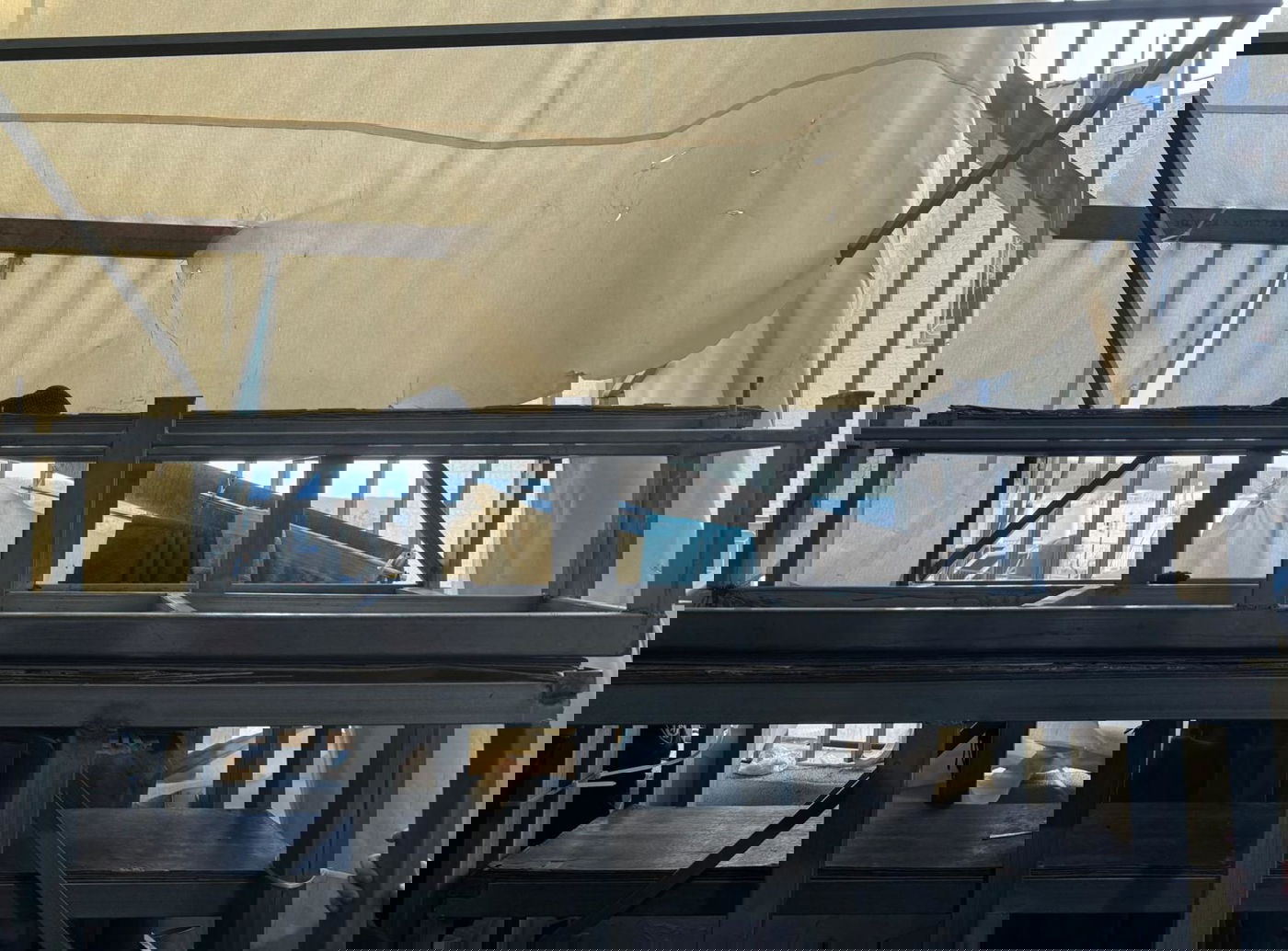 נס שושן פורים: טריבונה קרסה ב'טיש' של האדמו"ר מאמשינוב בבית וגן; שלושה פצועים פונו