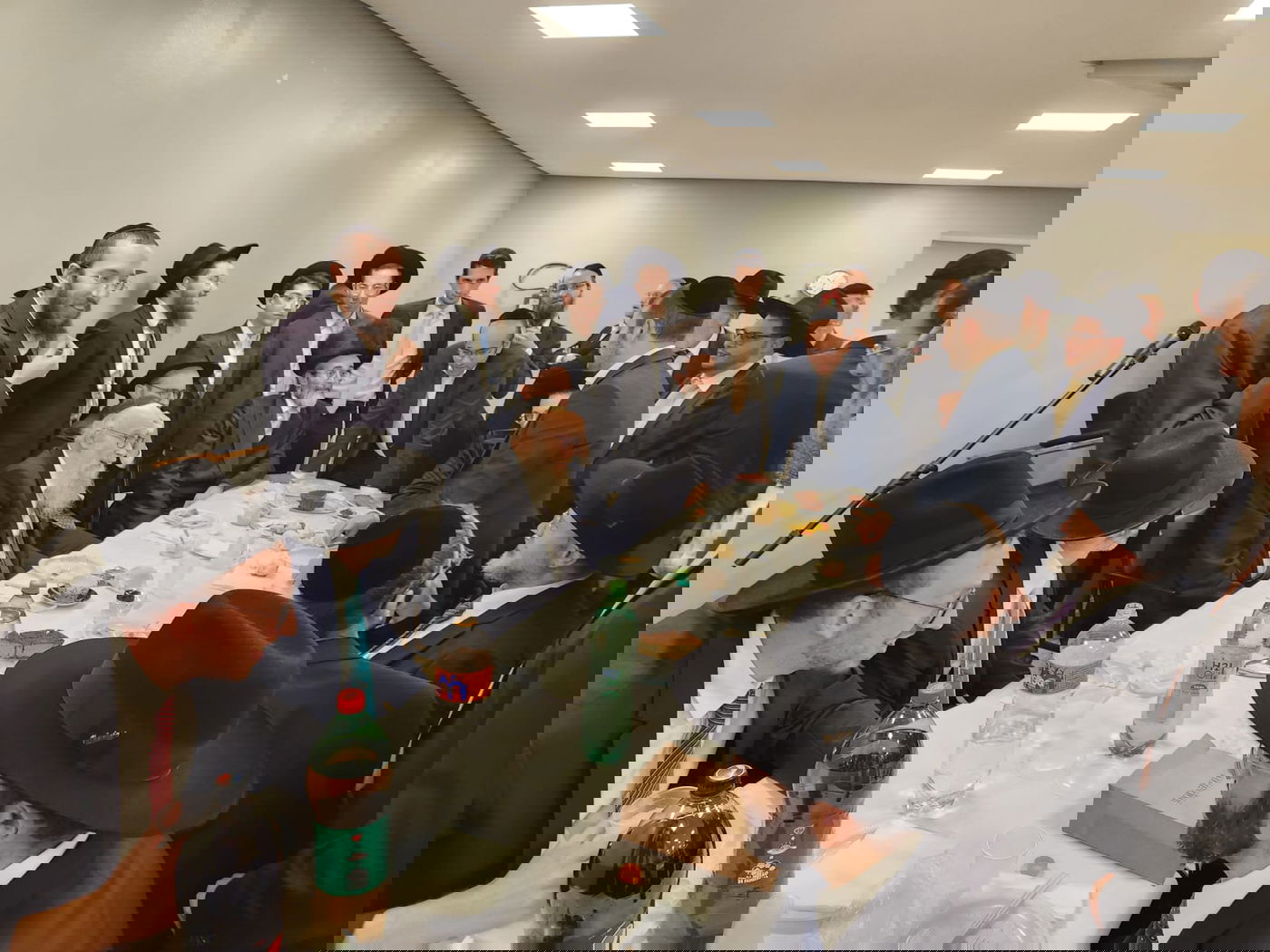 הגר"י אייכנשטיין עם תלמידי ישיבת יד אהרון