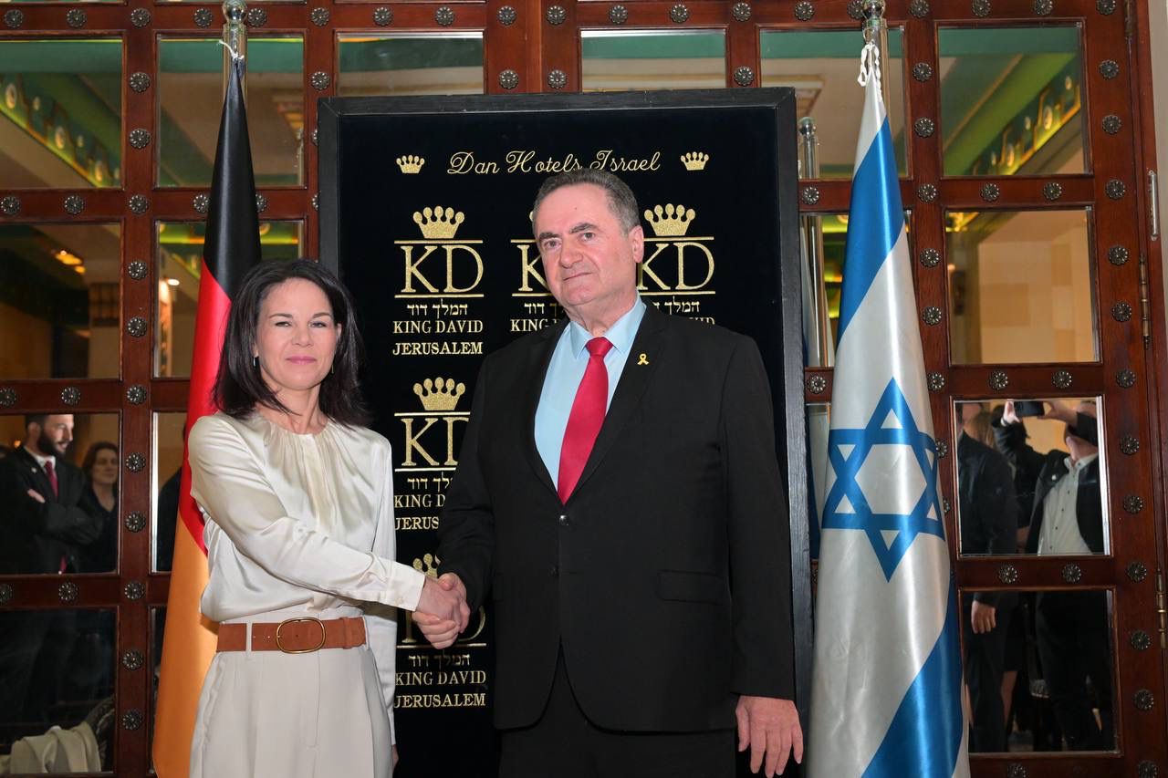 כץ עם אנאלנה ברבוק