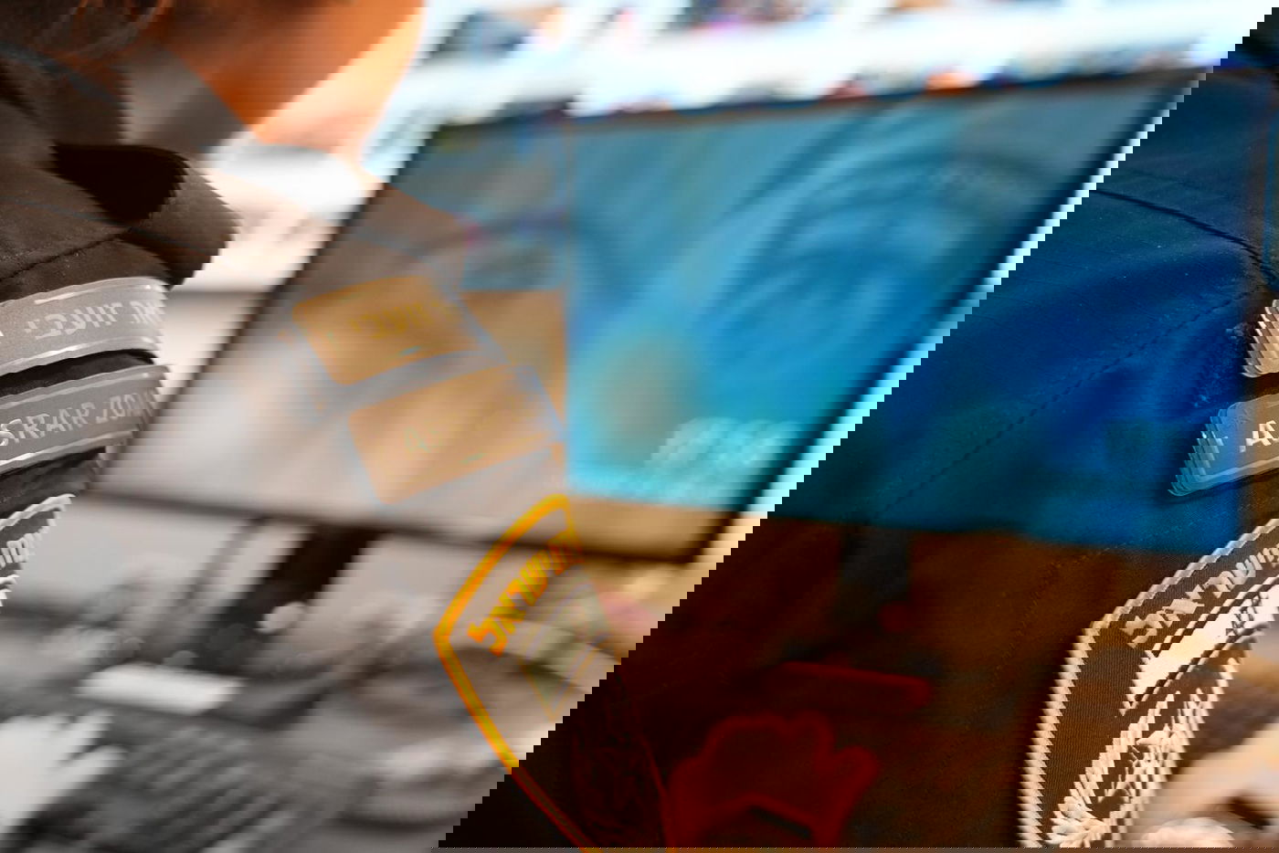 חוקרת במשטרה מנטרת פעילות הסתה ברשת