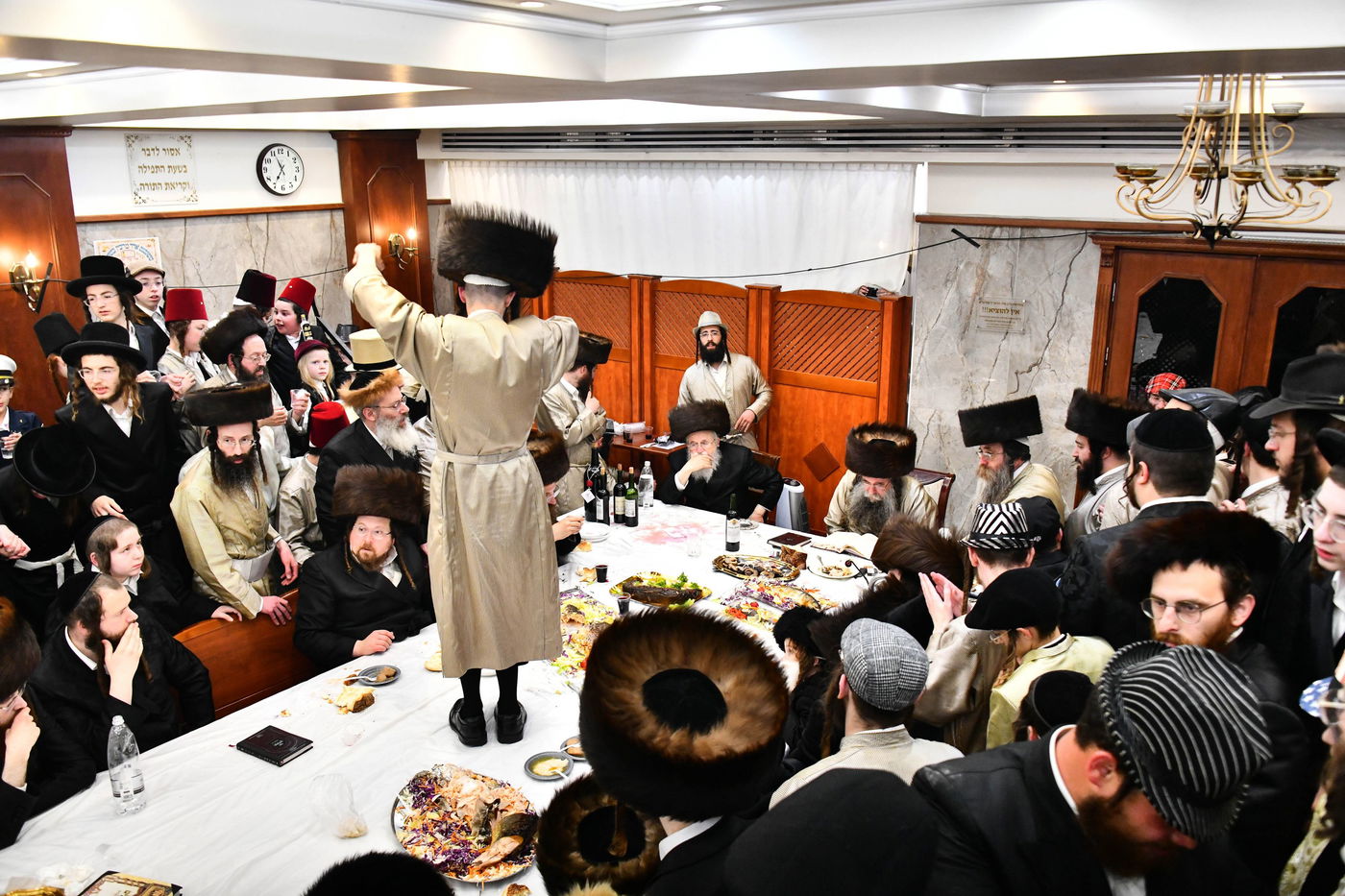 טיש הפורים במוצאי שושן פורים בחצה"ק לעלוב צפניה