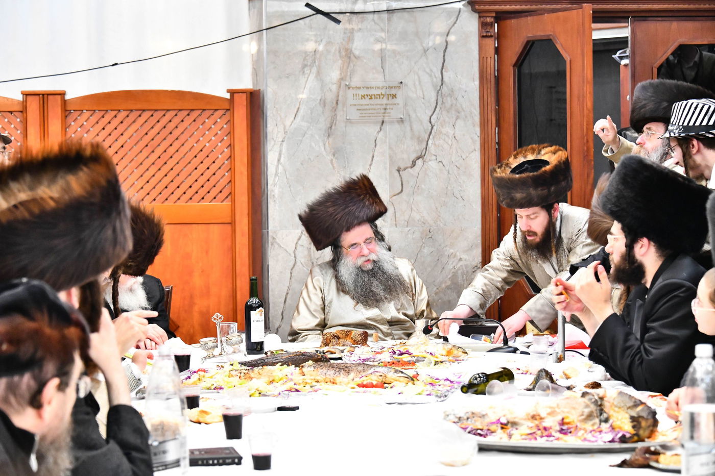 טיש הפורים במוצאי שושן פורים בחצה"ק לעלוב צפניה