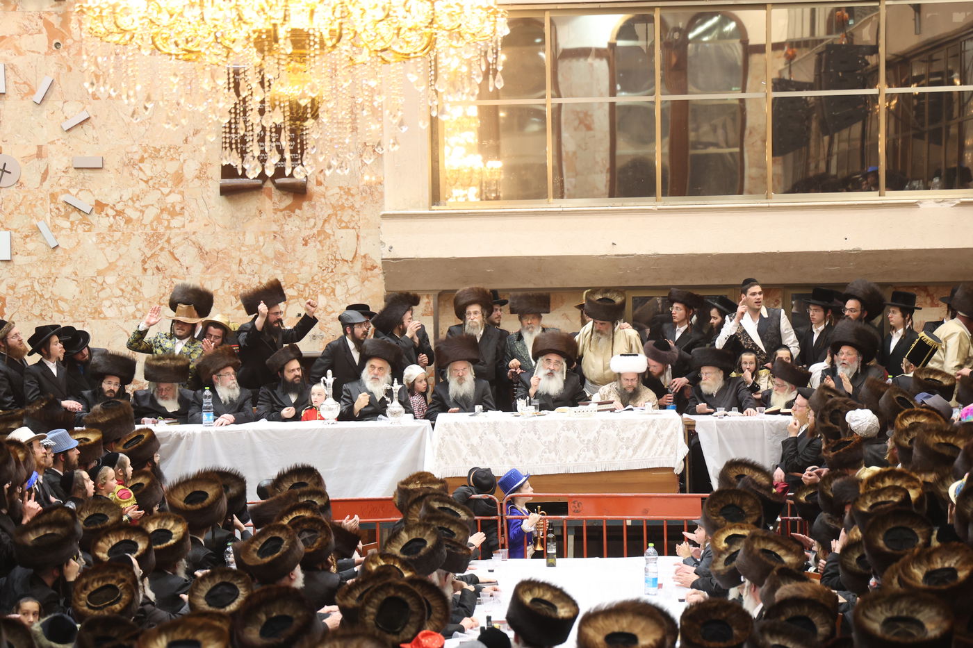 משתה היין בטיש הפורים בחצה"ק דושינסקיא