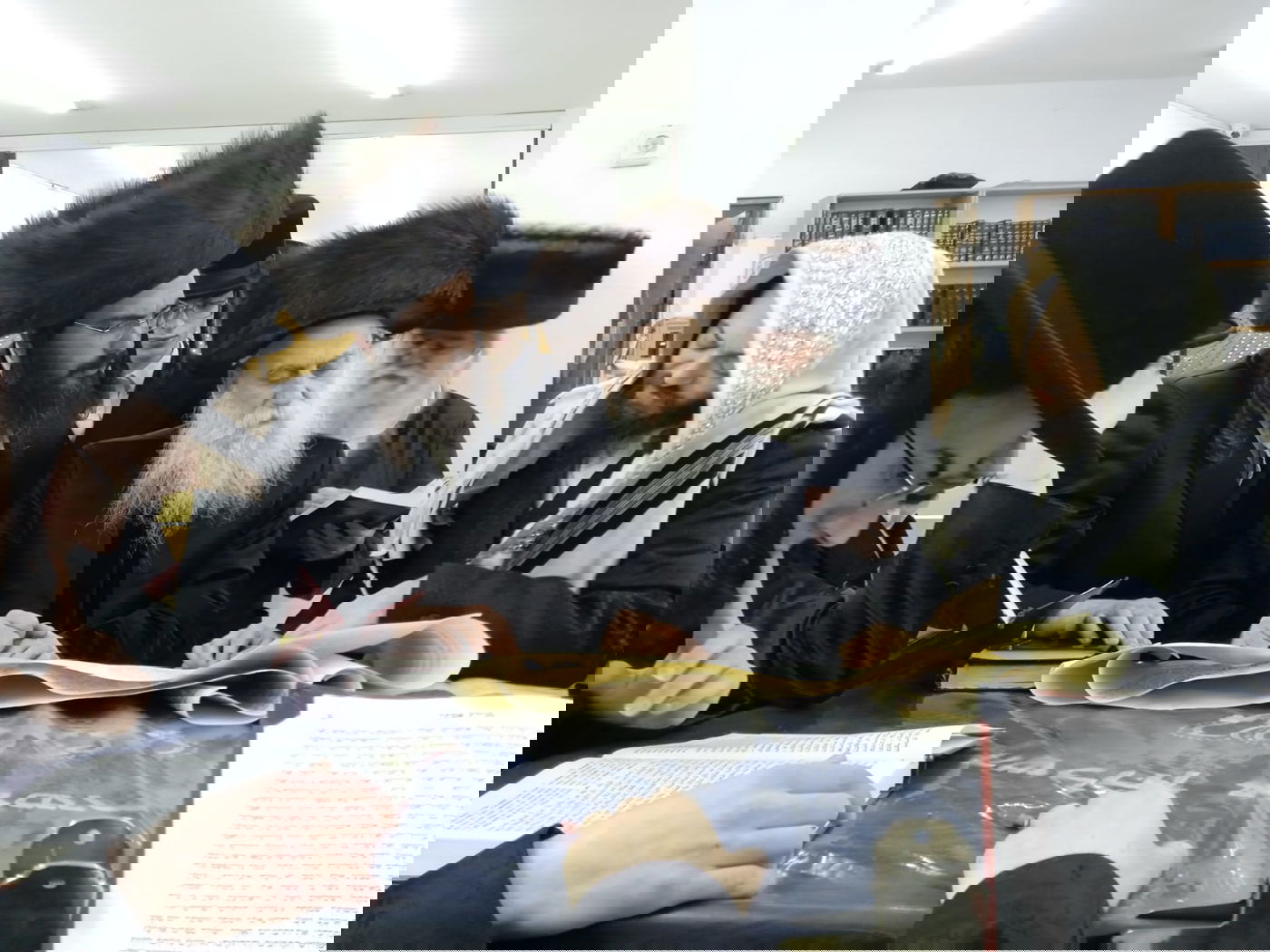 טיש פורים בחצר הקודש בוטשאן