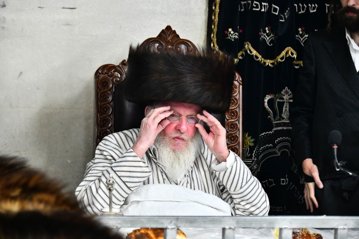 טיש פורים במחיצת האדמו"ר מהרי"ד מלעלוב