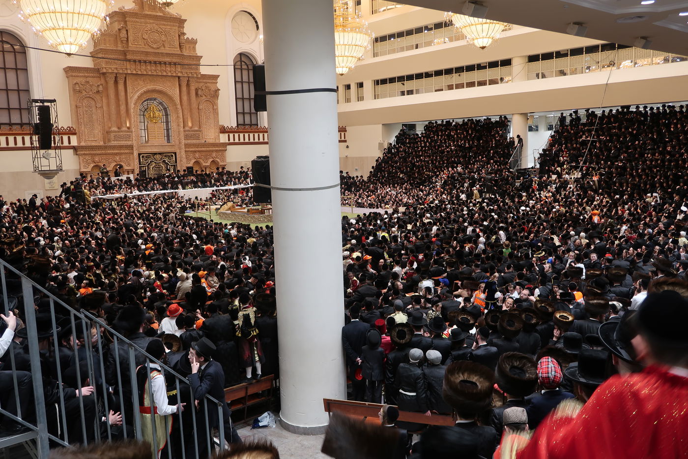 טיש פורים והצגת הפורים שפיל בחצר הקודש ויז'ניץ