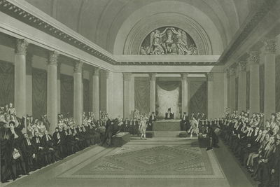 'מושב הסנהדרין של פריז' בראש הגאון ר' דוד זינצהיים, שלצידו יושב הרב אהרן ווירמיש מחבר 'מאורי אור'