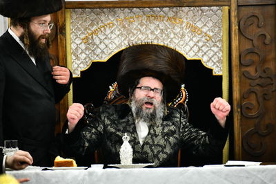 תיעוד מיוחד: ה'טיש' של הרבי מסקולען עם החסידים בפורים