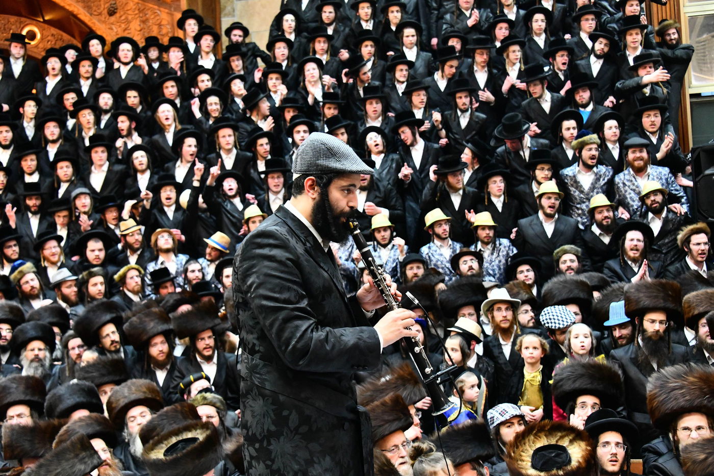 משתה היין בטיש הפורים בחצר הקודש דושינסקיא