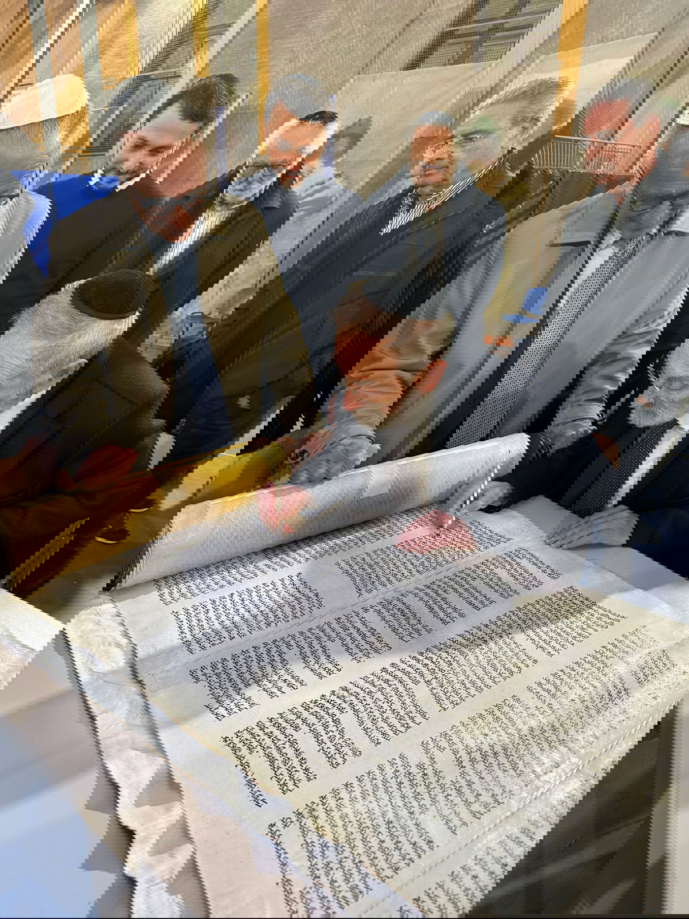 תיעוד מהכנסת ספר התורה ברומא