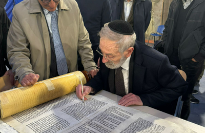 אירוע מרגש ברומא: ספר תורה בן 250 שנה, שוקם והוכנס מחדש