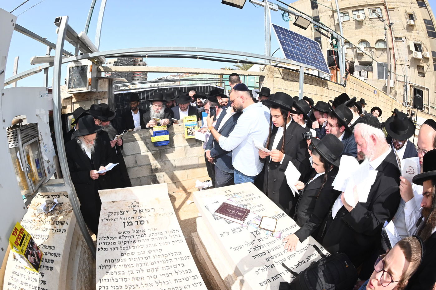 העלייה לקברו של מרן שר התורה הגר"ח קנייבסקי זצוק"ל בבית העלמין בבני ברק