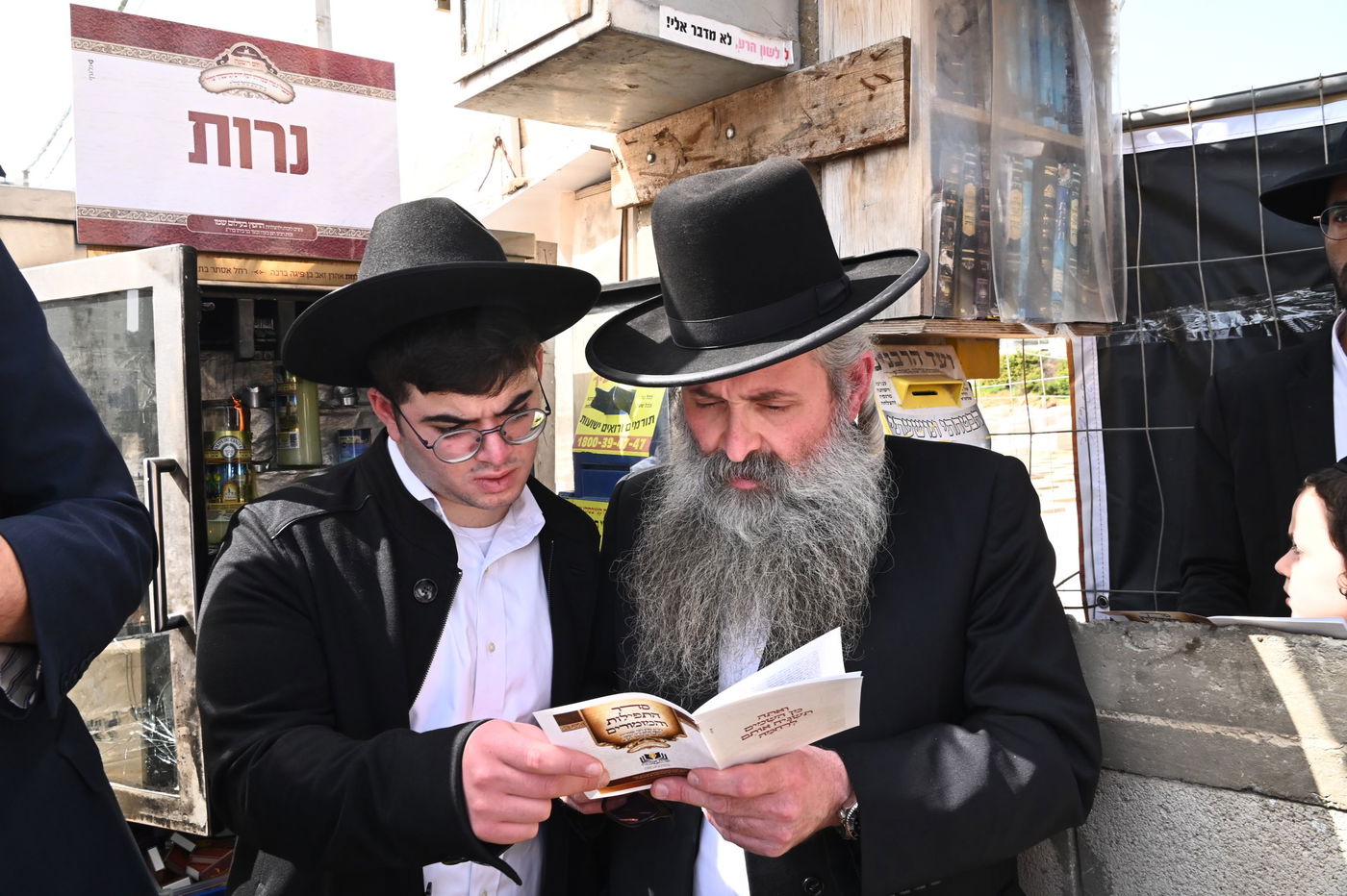 העלייה לקברו של מרן שר התורה הגר"ח קנייבסקי זצוק"ל בבית העלמין בבני ברק