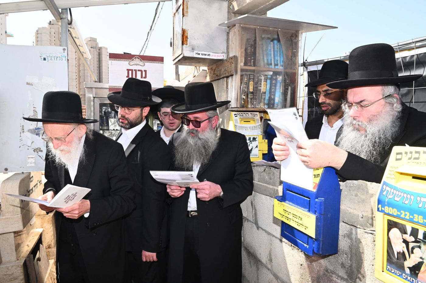 העלייה לקברו של מרן שר התורה הגר"ח קנייבסקי זצוק"ל בבית העלמין בבני ברק