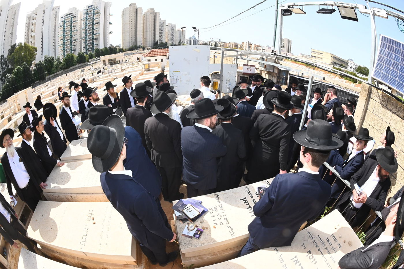 העלייה לקברו של מרן שר התורה הגר"ח קנייבסקי זצוק"ל בבית העלמין בבני ברק