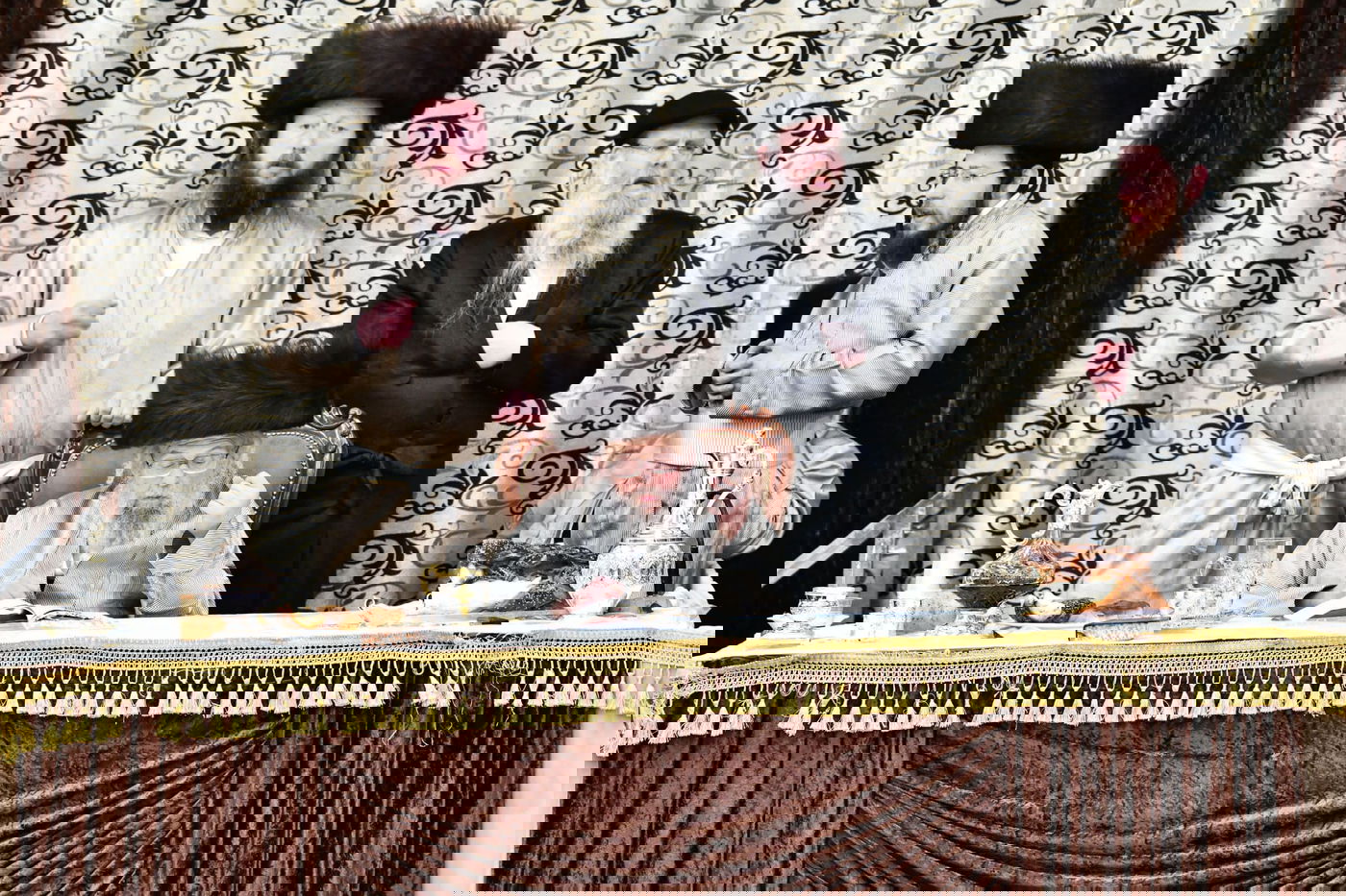 עם כוס יין מלא: ה'טיש' הפורימי של האדמו"ר מפינסק קרלין