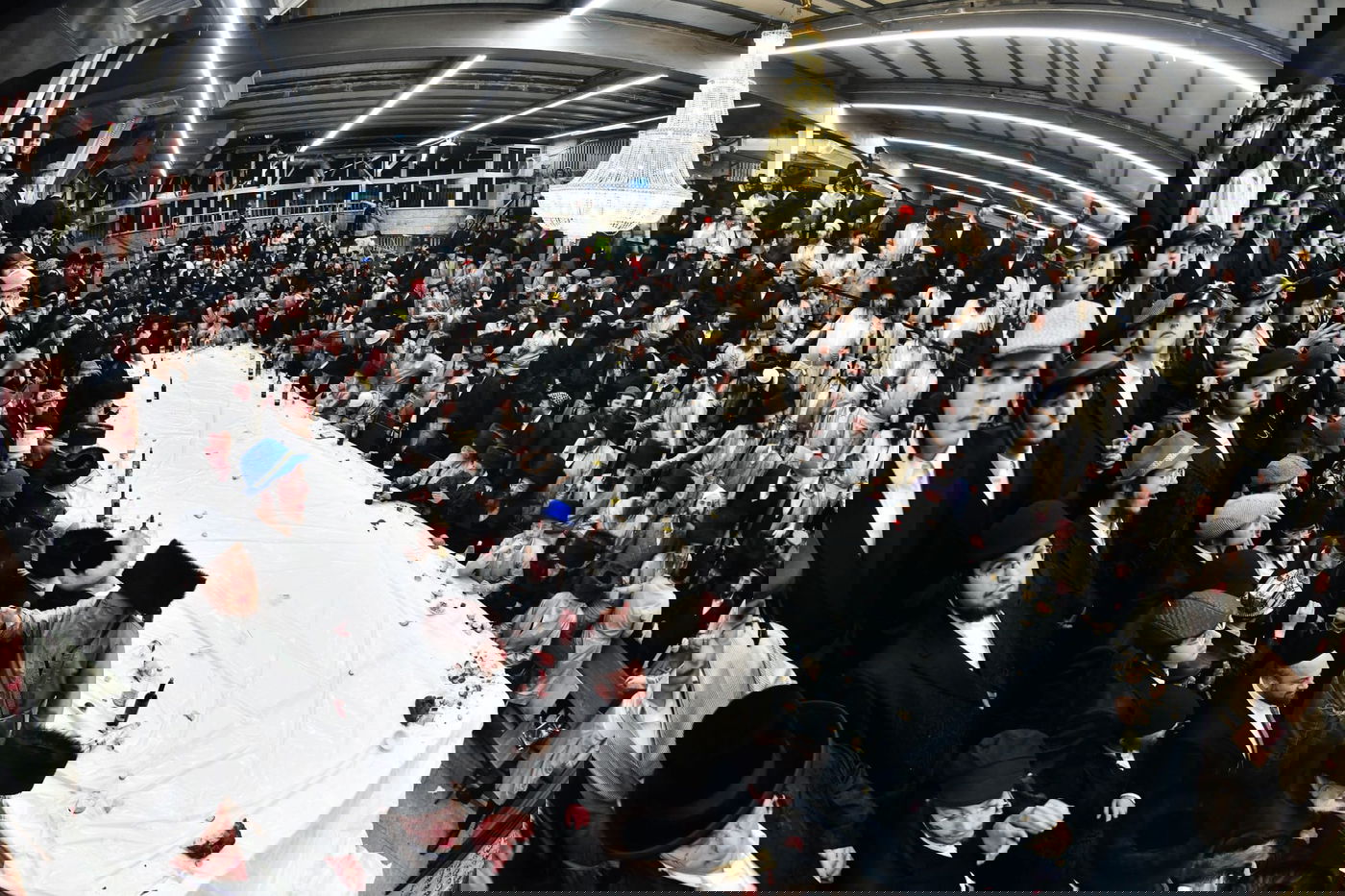 עם כוס יין מלא: ה'טיש' הפורימי של האדמו"ר מפינסק קרלין