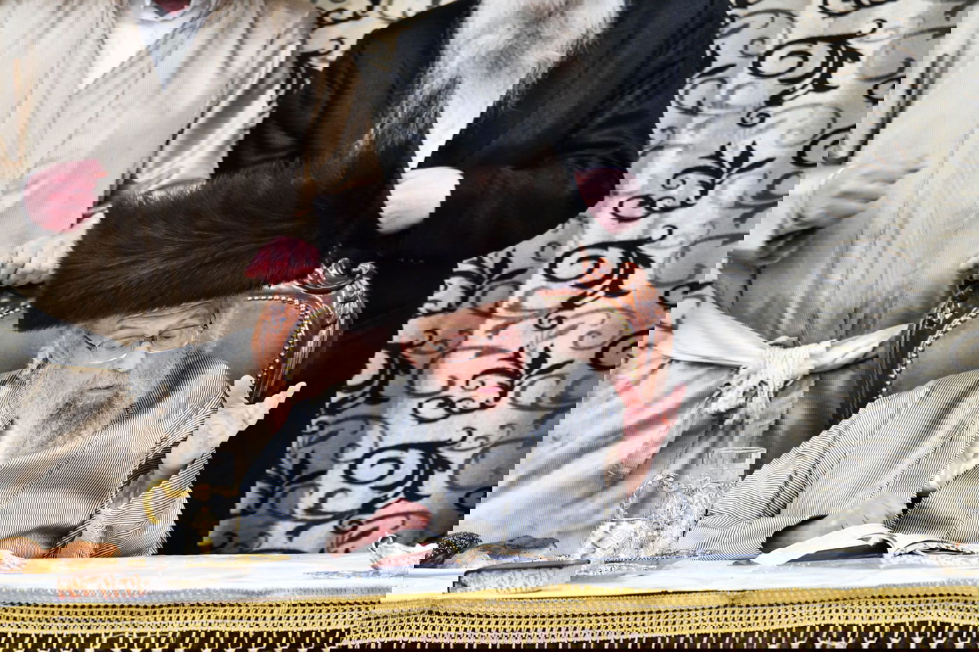 עם כוס יין מלא: ה'טיש' הפורימי של האדמו"ר מפינסק קרלין