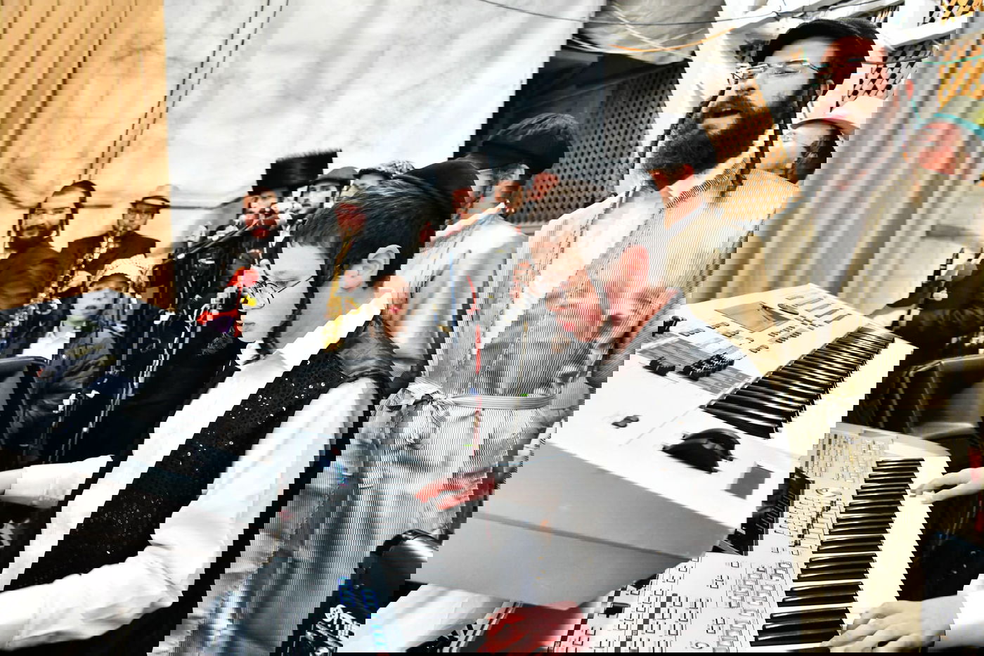 עם כוס יין מלא: ה'טיש' הפורימי של האדמו"ר מפינסק קרלין