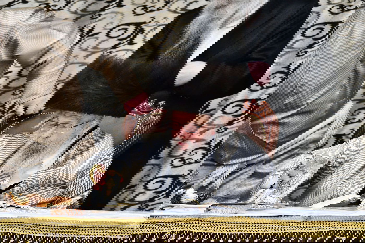 עם כוס יין מלא: ה'טיש' הפורימי של האדמו"ר מפינסק קרלין