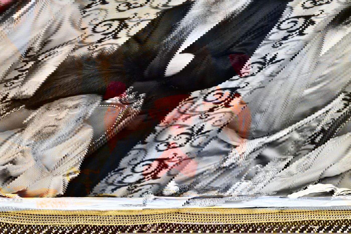 עם כוס יין מלא: ה'טיש' הפורימי של האדמו"ר מפינסק קרלין