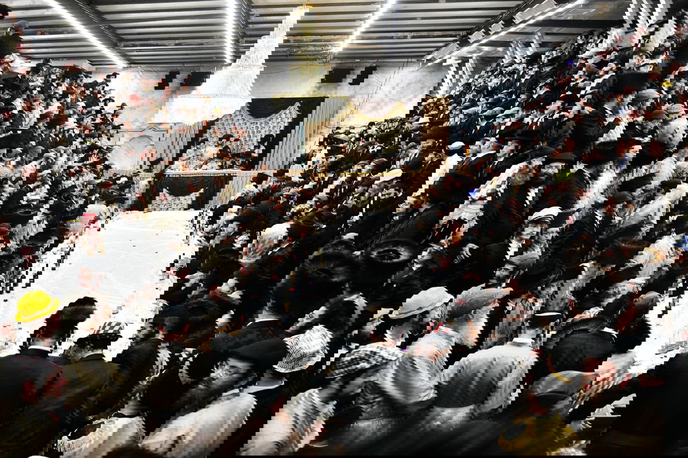 עם כוס יין מלא: ה'טיש' הפורימי של האדמו"ר מפינסק קרלין