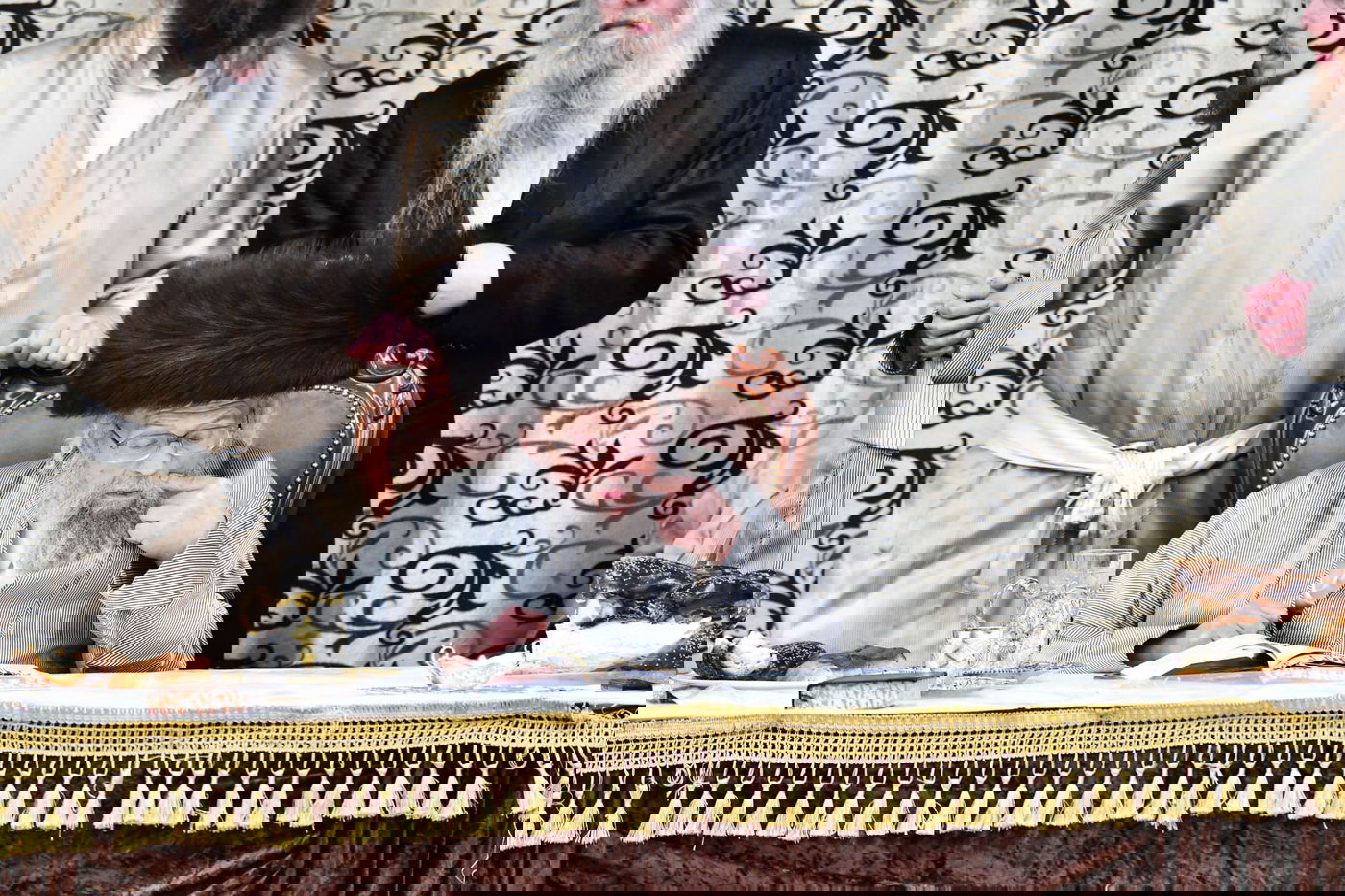 עם כוס יין מלא: ה'טיש' הפורימי של האדמו"ר מפינסק קרלין