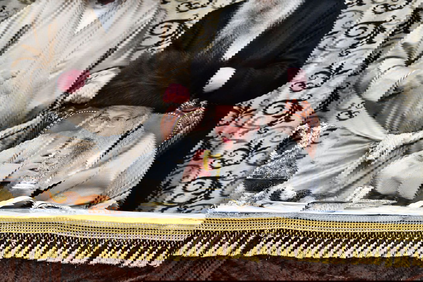 עם כוס יין מלא: ה'טיש' הפורימי של האדמו"ר מפינסק קרלין