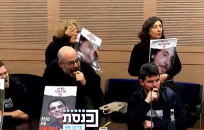 "יאללה יאללה"; העימות בין משפחות החטופים לחבר הכנסת פינדרוס