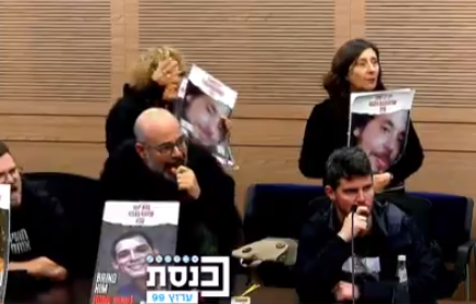 "יאללה יאללה"; העימות בין משפחות החטופים לחבר הכנסת פינדרוס
