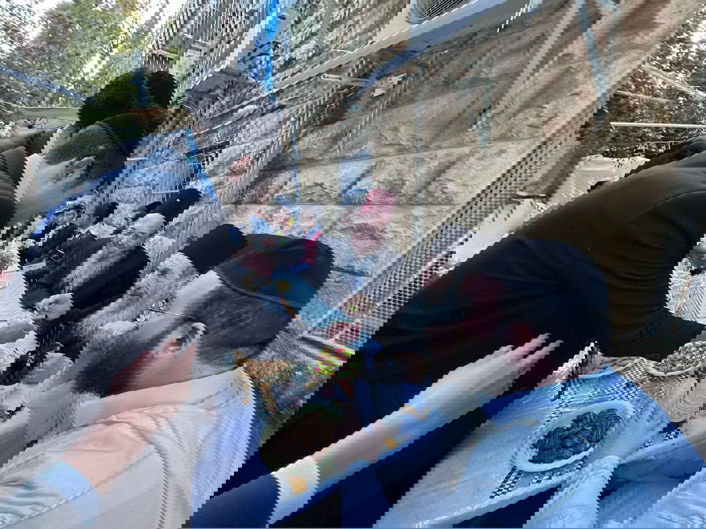 במשתה היין המרכזי בבית בנו בבית וגן בירושלים