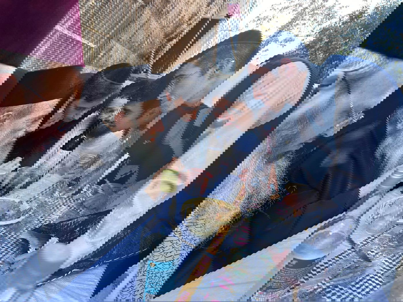 במשתה היין המרכזי בבית בנו בבית וגן בירושלים