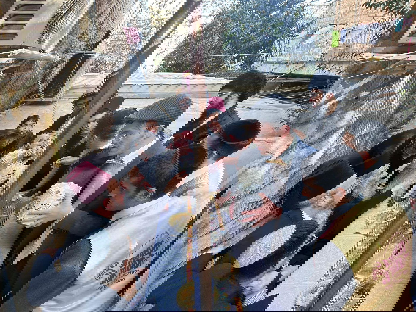 במשתה היין המרכזי בבית בנו בבית וגן בירושלים