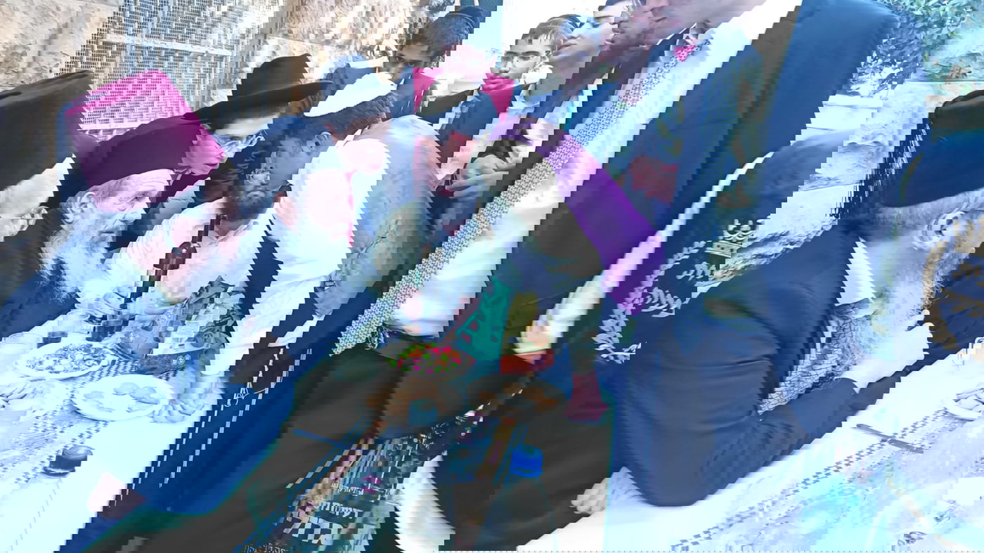 במשתה היין המרכזי בבית בנו בבית וגן בירושלים