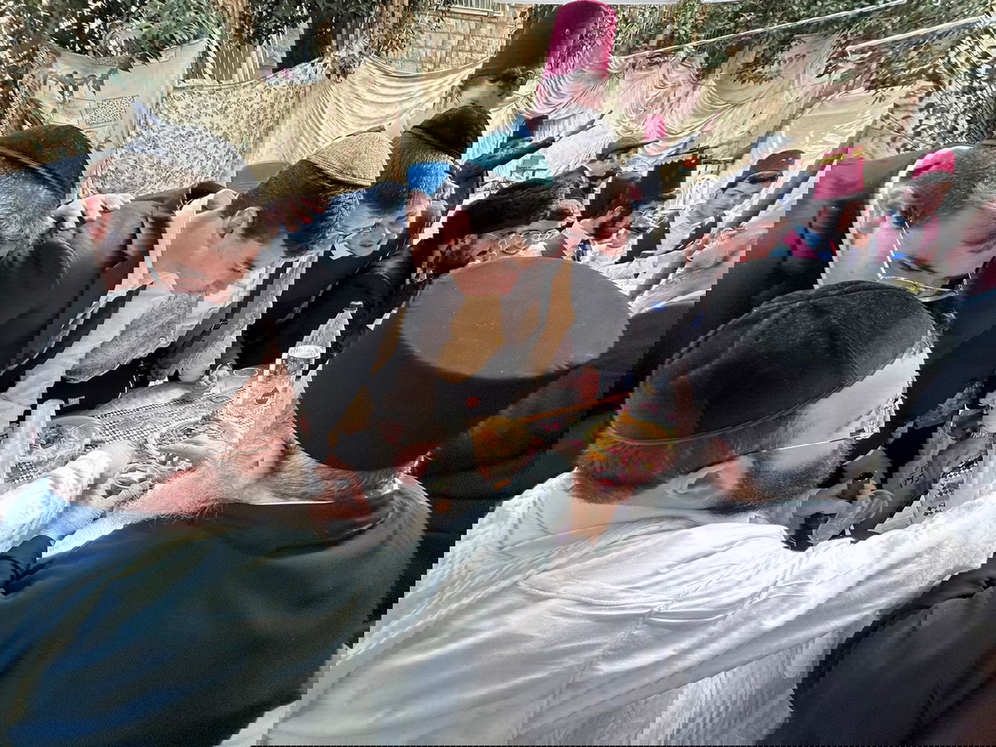 במשתה היין המרכזי בבית בנו בבית וגן בירושלים