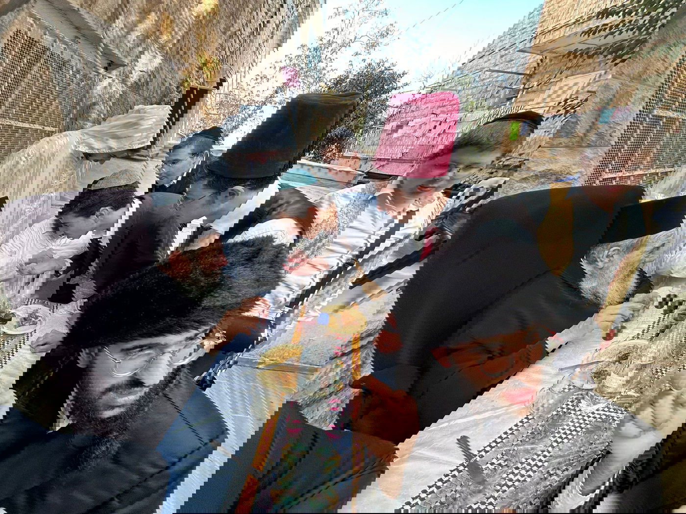 במשתה היין המרכזי בבית בנו בבית וגן בירושלים