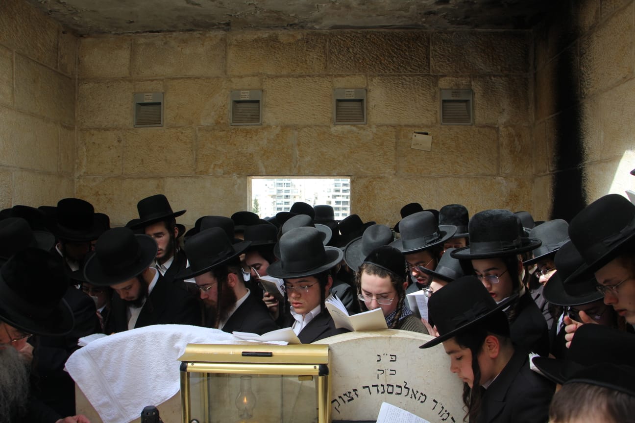 כך פקד האדמו"ר מאלכסנדר את אוהל צדיקי החצר | צפו