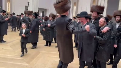 בעלי העיתונים המתחרים של פלגי סאטמר פיזזו יחד | צפו