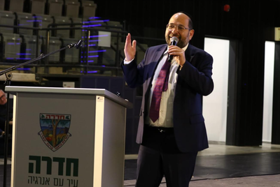 כותב השורות מברך השבוע בישיבת המועצה הראשונה